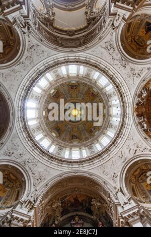 Dôme avec fenêtres en coupole, intérieur, cathédrale de Berlin, Berlin, Allemagne Banque D'Images