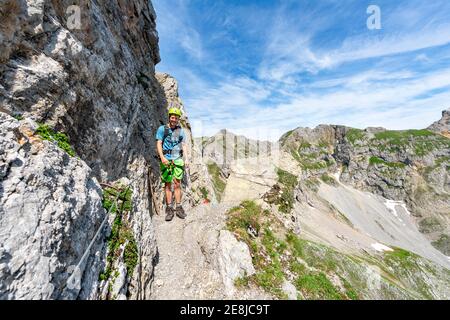 Mountaineer sur une ligne fixe sécurisée, Mittenwalder Hoehenweg, Karwendel Mountains, Mittenwald, Bavière, Allemagne Banque D'Images