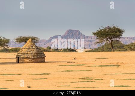 Toubou Hut, patrimoine mondial de l'UNESCO, plateau Ennedi, Tchad, Afrique Banque D'Images