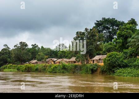 La rivière Sangha, bordant le C.A.R., au fond de la jungle du Cameroun Banque D'Images