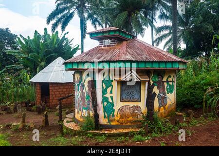 Petites maisons colorées à Foumban, Cameroun Banque D'Images