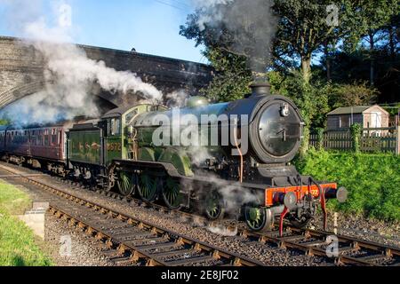 Train à vapeur au départ de la gare de Weybourne Banque D'Images