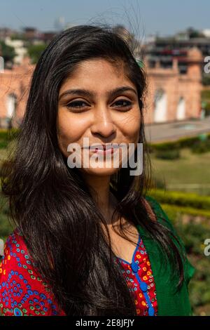 Portrait d'une jeune femme, le fort de Lalbagh et le fort d'Aurangabad, Dhaka, Bangladesh Banque D'Images