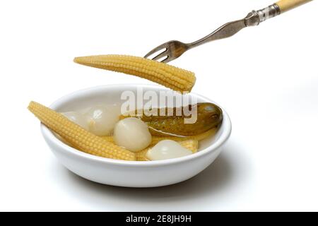 Veaux de maïs marinés, oignons argentés et concombres en carapace, cornichons marinés, concombres de spécialité, marinés, piquant, épicés, épicés Banque D'Images