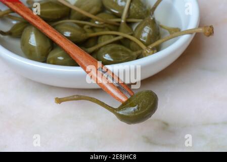 Bol avec pommes à câpres, mariné, pomme à câpres ( Capparis spinosa) Banque D'Images