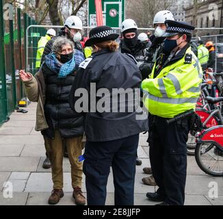 Londres Royaume-Uni 31 janvier 2021 un vieux manifestants de la place Euston, protestant contre le plan de chemin de fer HS2, a été arrêté après avoir descendu des arbres. Paul Quezada-Neiman/Alamy Live News Banque D'Images