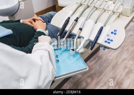 Cabinet du dentiste : équipement et instruments modernes Banque D'Images