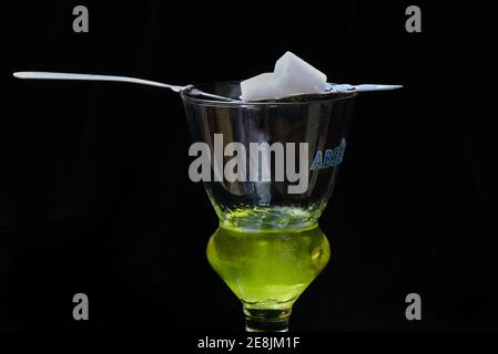 Verre d'absinthe avec cuillère d'absinthe et cubes de sucre, Fée verte Banque D'Images