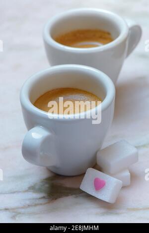 Deux tasses d'espresso avec des cubes de sucre Banque D'Images