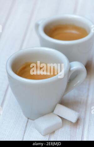 Deux tasses d'espresso avec des cubes de sucre Banque D'Images