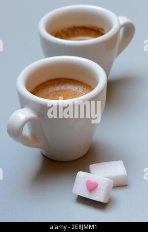 Deux tasses d'espresso avec des cubes de sucre, cœur de sucre Banque D'Images