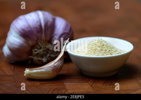 Gousse d'ail et poudre d'ail en coquille, bulbe d'ail, Allium sativum Banque D'Images