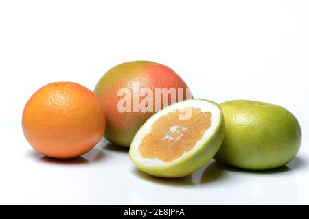 Pomelo, pamplemousse rouge, chérie (croisement entre pamplemousse et pamplemousse, également Oroblanco) tranché Banque D'Images