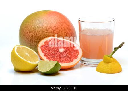 Verre avec jus d'agrumes, pomelo, pamplemousse rouge, lime, citron Banque D'Images