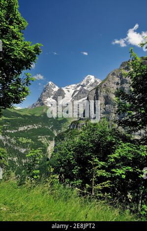 Vue sur l'Eiger et le Monch de l'autre côté de la vallée de Lauterbrunnen à Murren. Banque D'Images