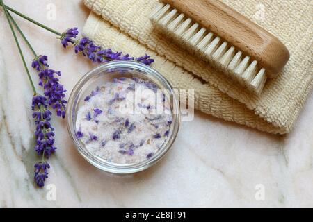 Sel de lavande, sel de mer avec fleurs de lavande dans un bol, additif pour le bain Banque D'Images