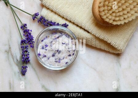 Sel de lavande, sel de mer avec fleurs de lavande dans un bol, additif pour le bain Banque D'Images