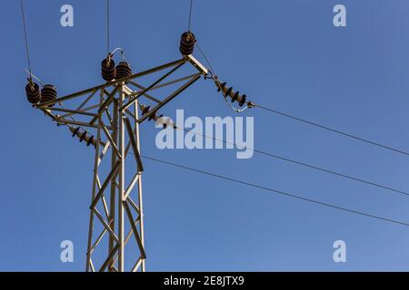 Vieux mât d'électricité et ciel bleu en Turquie. Banque D'Images