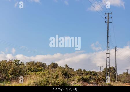 Vieux mât d'électricité et ciel bleu en Turquie. Banque D'Images