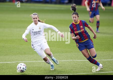 Barcelone, Espagne. 31 janvier 2021. Marta Cardona du Real Madrid en action avec Leyla du FC Barcelone lors du match Primera Iberdrola entre le FC Barcelone et le Real Madrid au stade Johan Cruyff de Barcelone, Espagne. Crédit: SPP Sport presse photo. /Alamy Live News Banque D'Images