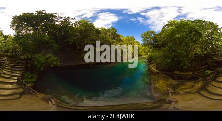Canyon avec un lagon bleu. Rivière enchantée à Hinatuan, Surigao Del sur, Philippines. 360 panorama VR. Banque D'Images