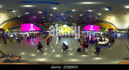 DOHA, QATAR -19 février 2020 passagers en métro avec transfert dans le terminal de l'aéroport international de Hamad DOH . 360VR. C'est la plaque tournante de la compagnie aérienne nationale Qatar Airways QR . Banque D'Images