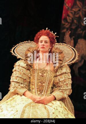 Janet McTeer (Reine Elizabeth 1) dans VIVAT! VIVAT REGINA! Par Robert Bolt au Mermaid Theatre, Londres EC4 23/10/1995 design: Poppy Mitchell réalisateur: Roy Marsden Banque D'Images