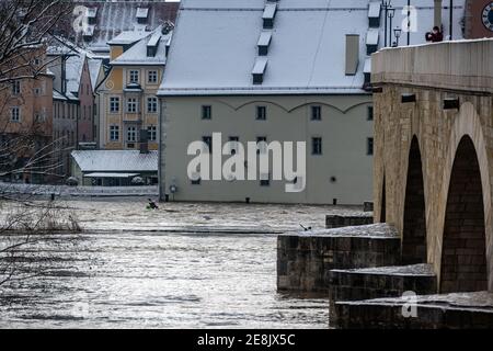 31 janvier 2021, Bavière, Ratisbonne: Le Danube au pont de pierre dans la vieille ville est en crue. Photo: Armin Weigel/dpa Banque D'Images