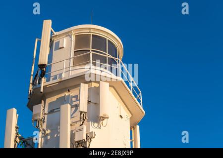 Marino Rocks Lighthouse avec antennes cellulaires attachées au coucher du soleil, Australie méridionale Banque D'Images