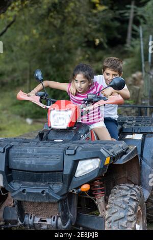 Deux petits enfants en quad Banque D'Images