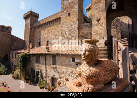 Statue décorative à l'entrée du château de Bolsena, Latium, Italie Banque D'Images