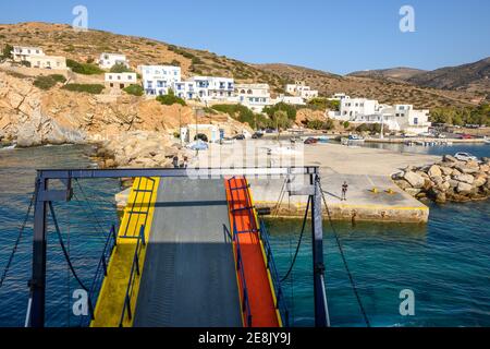 Sikinos, Grèce - 23 septembre 2020 : trappe ouverte du ferry Alopronoia (Alopronia), le petit port sur une île charmante de Sikinos. Grèce Banque D'Images