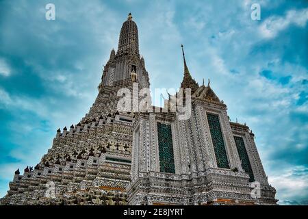 Bangkok, Thaïlande 08.20.2019 Temple de l'Aube, Wat Arun est un temple bouddhiste et tire son nom du dieu hindou Aruna souvent personnifié comme le radi Banque D'Images