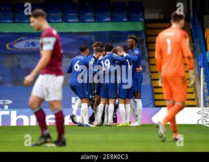 Les joueurs de Chelsea fêtent après que Cesar Azpilicueta ait terminé le premier but de leur partie lors du match de la Premier League à Stamford Bridge, Londres. Date de la photo: Dimanche 31 janvier 2021. Banque D'Images