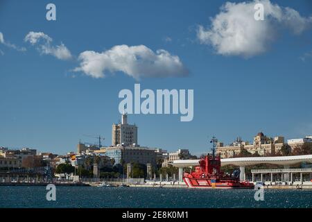 Vue sur Malaga depuis le port, Andalousie, Espagne. Banque D'Images