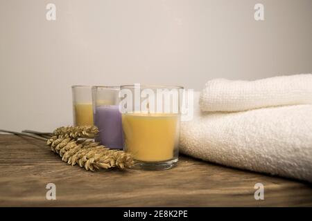 Trois bougies d'aromathérapie avec des serviettes blanches Banque D'Images