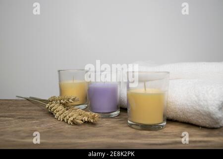 Three aromatherapy candles with white towels Banque D'Images