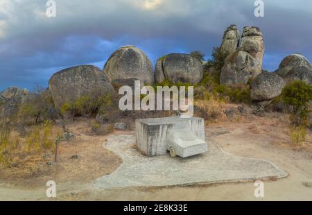 Malpartida, Espagne - 19 septembre 2019 : voiture en sculpture de béton réalisée par Wolf Vostell en 1976. Monument naturel de Los Barruecos, Estrémadure, Espagne Banque D'Images