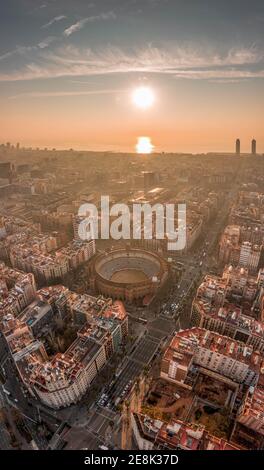 Tir de drone aérien de l'arène Gran via de Barcelone centre ville Banque D'Images