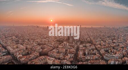 Tir de drone aérien panoramique du centre de Barcelone avec lever de soleil sur la plage Banque D'Images