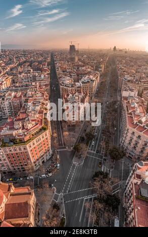 Un drone aérien a tiré sur Avinguda Diagonal à Barcelone le matin lever du soleil Banque D'Images