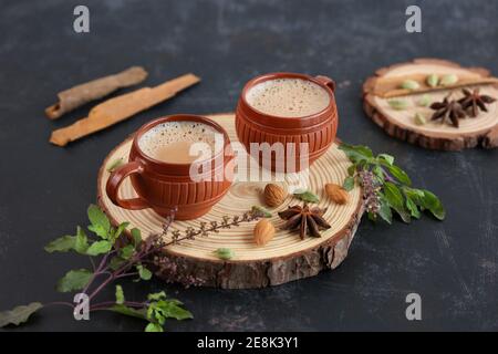 Vue imprenable sur le Masala Chai indien ou une boisson traditionnelle avec thé, lait et épices Kerala India. Deux tasses de boisson biologique ayurvédique ou à base de plantes de l'Inde Banque D'Images