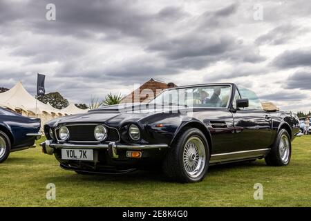 Aston Martin V8 Volante au salon privé Tenue au Palais de Blenheim le 26 septembre 2020 Banque D'Images