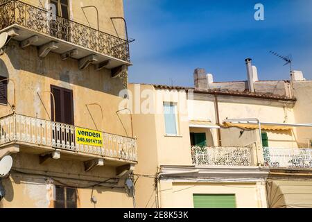 Appartement à vendre, image extérieure des appartements supérieurs, volets à persiennes, immeuble dans la rue principale de la Maddalena, île de la Maddalena, Italie Banque D'Images