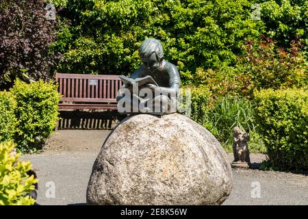 Paix et tranquillité, détail de la statue commémorative d'un garçon listant dans le jardin commémoratif secret, Great Torrington, Devon, Royaume-Uni. Banque D'Images