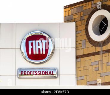 Panneau de signalisation de concessionnaire Fiat. FIAT est un constructeur italien de véhicules, moteurs, association financière et industrielle. Siège social à Turin (Piémont Banque D'Images