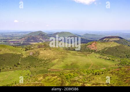 Le paysage volcanique de la région Auvergne vu Depuis le sommet du Puy de Dôme dans le massif central Banque D'Images