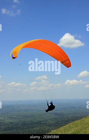 Parapente parapente après avoir été lancé à partir du sommet Du Puy de Dome dans la région du massif d'Auvergne De France Banque D'Images