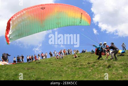 Parapente sur le point de partir du sommet Du Puy de Dome dans la région du massif d'Auvergne De France Banque D'Images