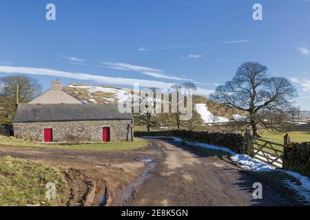 Une ancienne grange, probablement construite en pierre, a volé il y a des siècles le mur d'Hadrien, à proximité, associé à la ferme de Walltown, Northumberland, Royaume-Uni Banque D'Images